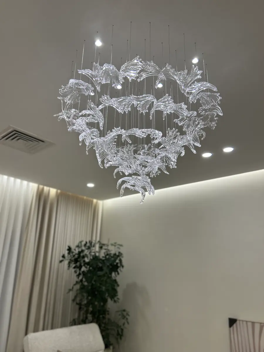 بتلات بيضاء زجاجية بتصميم فني